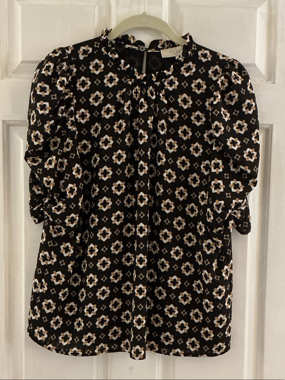 LOFT Black Tan White Geometric Print Ruffle Neck Ruched Sleeve Top EUC S